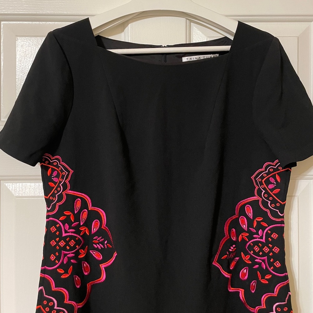 Trina Turk Floral Embroidered Sheath Dress Size 12 - Picture 6 of 13